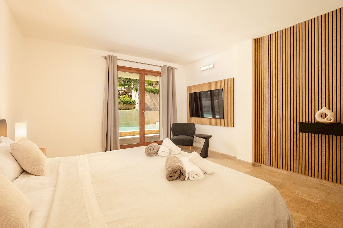Bedroom with pool access